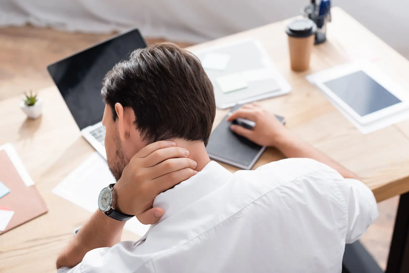 Man with tech neck posture showing shallow breathing effect on CO2